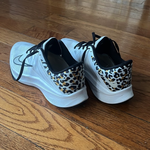 Size 9 Nikes. Barely worn!! - Picture 4 of 4